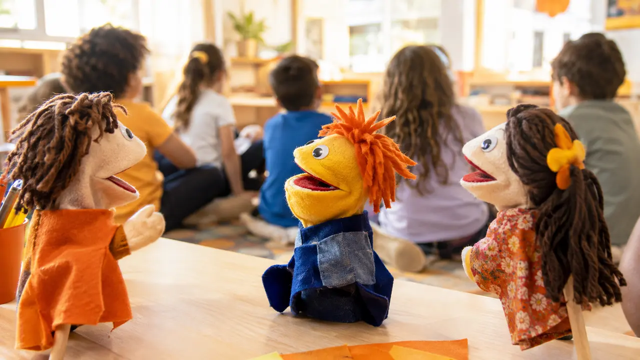 השוואה חזותית בין ערכה אישית, תחנות יצירה וחומרים פתוחים בכיתה